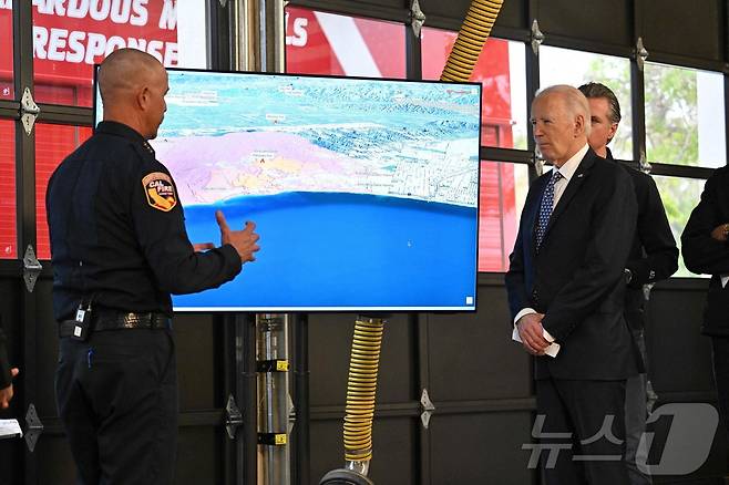 조 바이든 미국 대통령이 8일(현지시간) 캘리포니아 산타 모니카 소방소에서 팰리세이즈 산불과 관련한 브리핑을 받고 있다. 2025.01.10 ⓒ AFP=뉴스1 ⓒ News1 우동명 기자