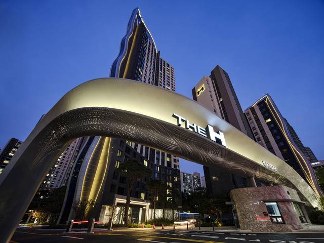 현대건설은 최고 의사결정권자로 구성된 '브랜드위원회'를 통해 사업지의 적정성을 심의, 통과하는 경우에만 디에이치 브랜드를 적용하고 있다. 사진은 디에이치 라클라스 주 출입구. /현대건