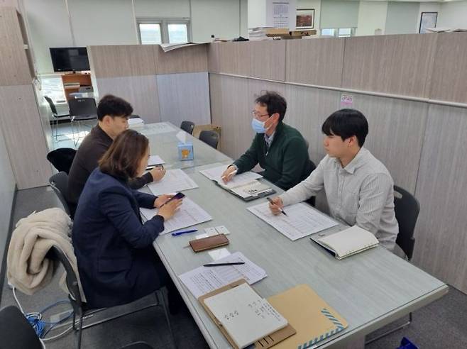 양주시가 10일 국토교통부를 방문해 관내 심야 시간대 택시 부족 문제를 해결하기 위한 ‘택시 공급 확대 방안’을 공식 건의하고 있다. 양주시 제공