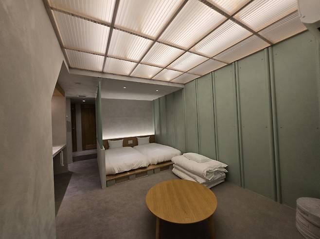 지난달 27일 오사카시 후세 지역에 있는 세카이 호텔의 객실 내부 모습. 이 객실은 오랫동안 빈 집으로 있던 목조주택을 개조해 만들었다. 세카이 호텔은 리모델링 과정에서 기존 목조주택의 분위기를 살릴 수 있는 디자인과 자재를 적용했다. /사진=김유진 기자