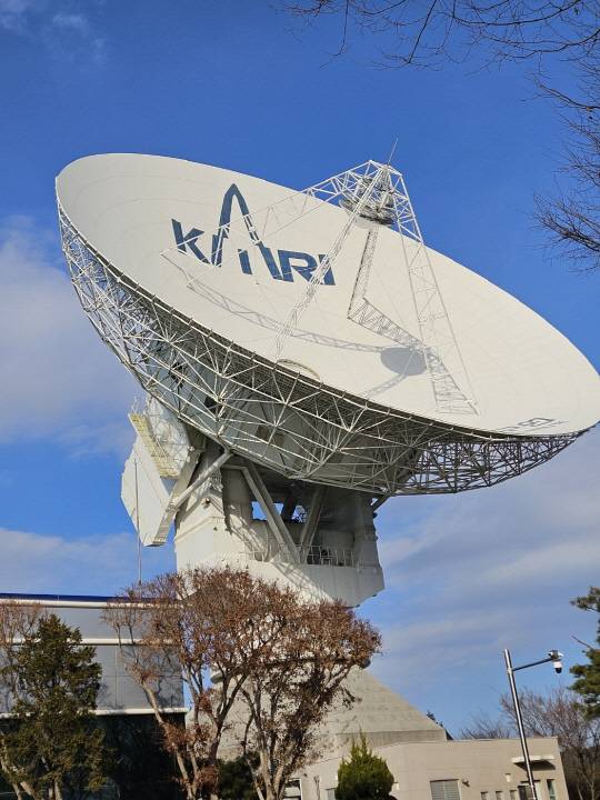 경기도 여주 SK브로드밴드 위성센터에서 구축된 국내 최대 규모의 심우주지상안테나.