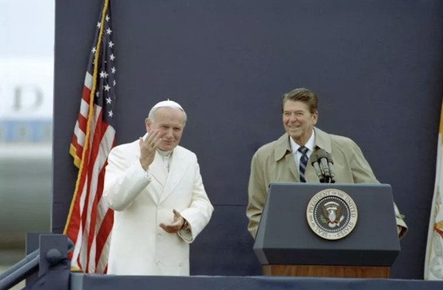 1984년 5월 2일 알래스카 페어뱅크스 페어뱅크스 공항. 로널드 레이건 대통령과 교황 요한 바오로 2세. Public domain