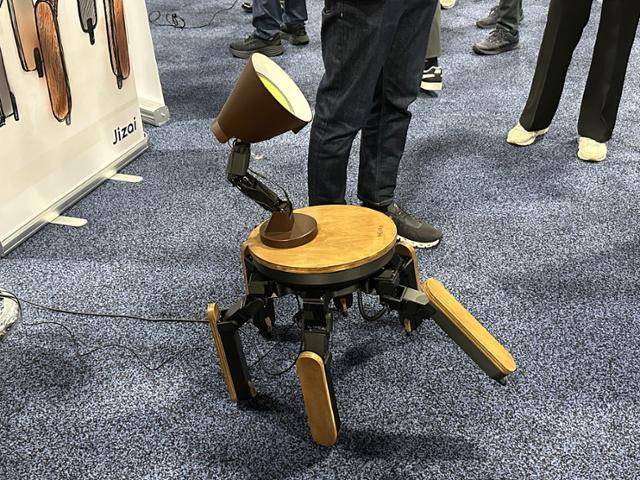 8일 미국 라스베이거스 '소비자가전전시회(CES) 2025' 행사장에 발 달린 램프 모양을 한 일본 기업 지자이의 로봇 마이모가 전시돼 있다. 이용자와 상호작용하며 고도의 작업을 수행할 수 있는 인공지능 로봇이다. 라스베이거스=이서희 특파원