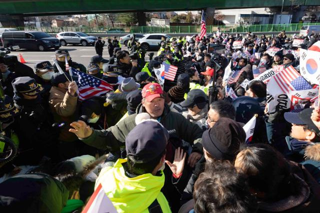 법원이 내란 혐의를 받는 윤석열 대통령에 대한 체포영장을 발부한 지난달 31일 서울 용산구 한남동 대통령 관저 인근에서 윤 대통령 지지자들이 탄핵 반대를 요구하며 시위를 하던 중 경찰버스의 진입을 막고 있다. 류기찬 인턴기자