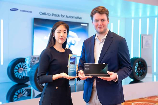 삼성SDI 임직원이 'CES 2025'에서 혁신상 수상 제품을 선보이고 있다. 삼성SDI 제공