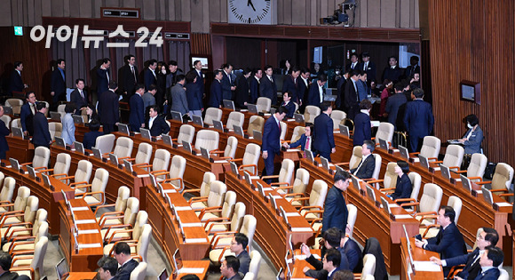 국민의힘 의원들이 14일 오후 서울 여의도 국회에서 열린 제419회국회(임시회) 제4차 본회의에서 윤석열 대통령 탄핵소추안이 가결된 뒤 본회의장을 나가고 있다. [사진=곽영래 기자]