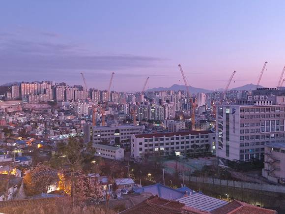 전세대출 보증비율 인하를 추진하면서 전월세 시장엔 일부 영향이 불가피할 전망이다. 사진은 낙산성곽길에서 바라본 삼선동, 돈암동 일대. [사진=아이뉴스24]