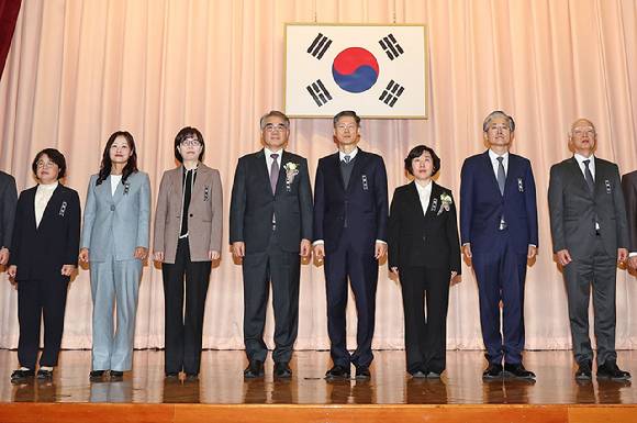 지난 2일 오전 서울 종로구 헌법재판소에서 열린 헌법재판관 취임 및 시무식에서 헌법재판관들이 기념 촬영을 하고 있다. 왼쪽부터 김복형, 정정미, 이미선 헌법재판관, 조한창 신임 헌법재판관, 문형배 헌법재판소장 권한대행, 정계선 신임 헌법재판관, 김형두 헌법재판관, 정형식 헌법재판관. 2025.1.2 [사진=연합뉴스]