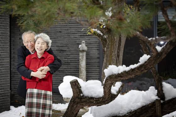 조벽 고려대 석좌교수(왼쪽)와 최성애 HD행복연구소 소장은 "행복한 부부가 되려면 서로 긍정적인 감정을 저축해야 한다"고 강조했다. 서울 종로구에 있는 자택 겸 연구소에서 두 사람이 서로 안고 있는 모습. 결혼 30년 만의 위기를 겪게 한 나무들은 지금 연구소 정원에 옮겨 심어 잘 키우고 있다. 전민규 기자