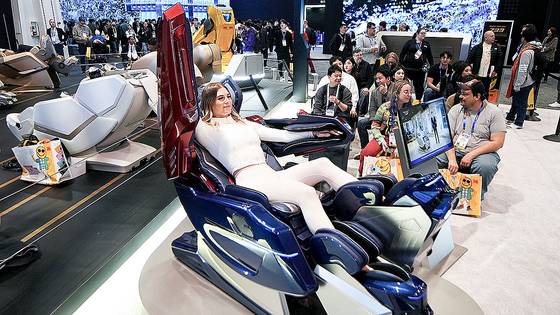 8일(현지시간) 미국 라스베이거스 컨벤션센터에서 열리고 있는 ‘CES 2025’에서 바디프랜드 관계자가 최신 제품 ‘헬스케어 로봇’을 시연하고 있다. 사진 바디프랜드