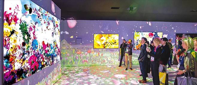 8일(현지시간) 미국 라스베이거스에서 열린 ‘CES 2025’에서 참관객들이 삼성전자 TV로 미술 작품을 감상하고 있다.  /삼성전자 제공