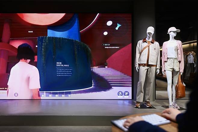 MCM HAUS 청담 플래그쉽 스토어에 설치된 대형 스크린.