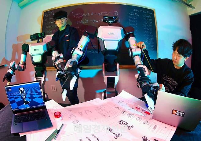 새해를 앞둔 12월 연말 대전 유성구 소재 로봇 플랫폼 기업 레인보우로보틱스에서 연구원들이 국내 최초의 이동형 양팔로봇 ‘RB-Y1’을 점검하고 있다. [한주형기자]