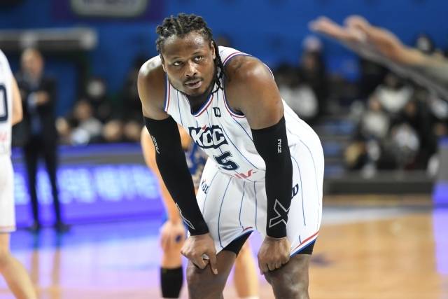 부산 KCC는 디온테 버튼과 안양 정관장 캐디 라렌의 외국선수 1대1 트레이드에 합의했다. 사진=KBL 제공