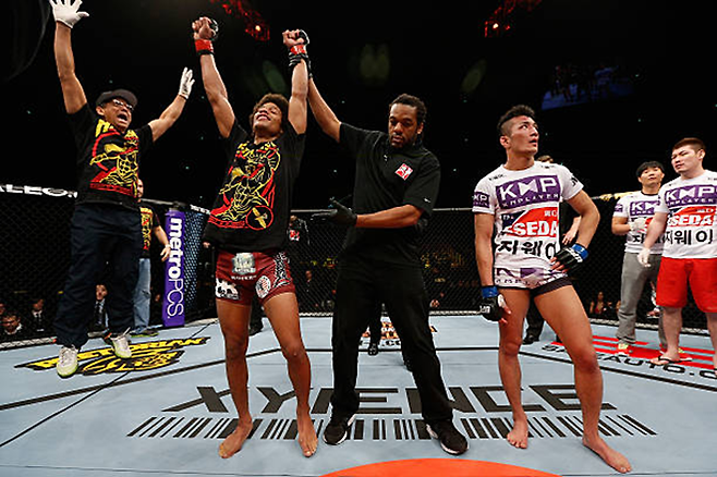 강경호(가운데 오른쪽)가 2013년 3월 일본 사이타마 슈퍼아레나 UFC on Fuel TV 8 판정패 선언에 억울해하고 있다. 중앙 왼쪽은 UFC 페더급 14위로 올라가는 앨릭스 카세레스. 도핑 양성 반응 때문에 승리를 몰수당한다. 사진=TKO