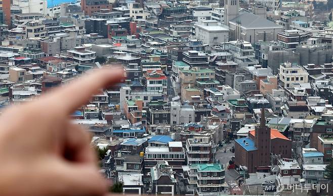 [서울=뉴시스] 홍효식 기자 = 올해 서울과 경기지역 빌라(연립·다세대) 임대 시장의 월세 비중이 처음으로 50%를 넘어섰다. 보증금 미반환 '전세사기' 여파에 빌라 시장에서 전세가 월세로 전환 중이기 때문이다.  16일 국토교통부 실거래가시스템에 신고된 연립·다세대 전월세 거래를 분석한 결과 올해 서울에서 거래된 전월세 12만7111건의 거래 가운데 월세 거래는 6만8116건으로 전체의 53.6%에 달했다.  사진은 서울 남산에서 바라본 시내 빌라 밀집지역 모습. 2024.12.16. yesphoto@newsis.com /사진=홍효식