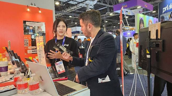 정주원 베스펙스 공동대표(왼쪽)가 CES 2025 관람객에게 '시그널링'에 대해 설명하고 있다. /사진=베스펙스 제공