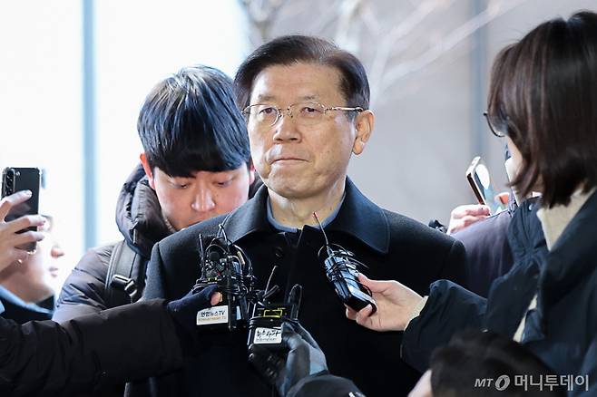 (서울=뉴스1) 이승배 기자 = 윤석열 대통령에 대한 체포영장 집행을 방해한 혐의(특수공무집행방해)로 입건된 박종준 대통령 경호처장이 10일 오전 서울 서대문구 국가수사본부로 출석하고 있다. (공동취재) 2025.1.10/뉴스1  Copyright (C) 뉴스1. All rights reserved. 무단 전재 및 재배포,  AI학습 이용 금지. /사진=(서울=뉴스1) 이승배 기자