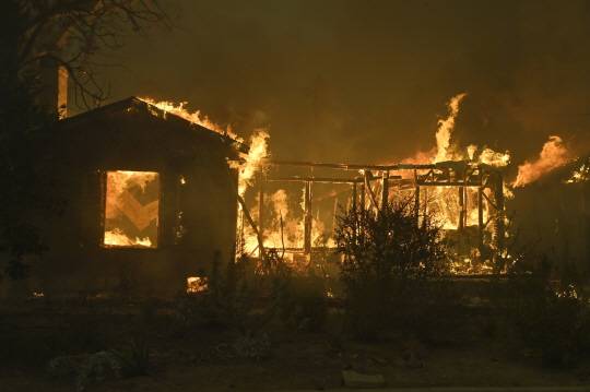 8일(현지시간) 미국 캘리포니아주 로스앤젤레스에서 발생한 대형 산불로 인해 파괴된 1000여 개 주택과 비즈니스 건물 중 일부의 모습. UPI 연합뉴스