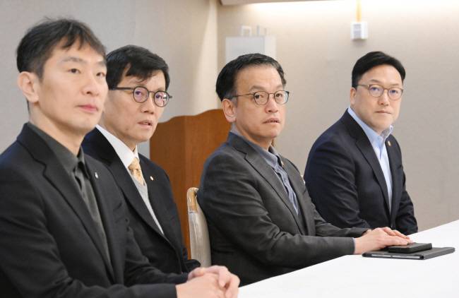 경제·금융 간담회 최상목(왼쪽 세 번째) 대통령 권한대행 부총리 겸 기획재정부 장관이 10일 오전 정부서울청사에서 거시경제·금융현안 간담회에 참석해 있다. 왼쪽부터 이복현 금융감독원장, 이창용 한국은행 총재, 최 권한대행, 김병환 금융위원장.  연합뉴스