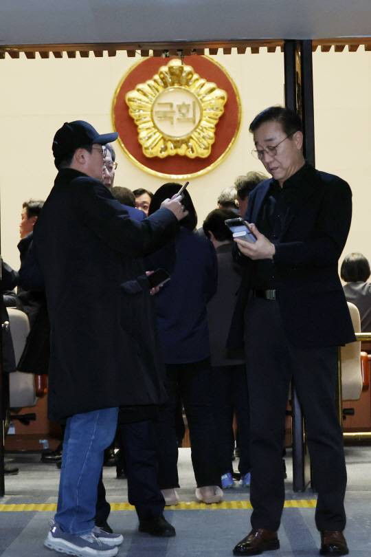 윤석열 대통령이 비상계엄을 선포한 지난달 3일 서울 여의도 국회 본관에 긴급소집된 의원들이 속속 도착하고 있다. 연합뉴스.