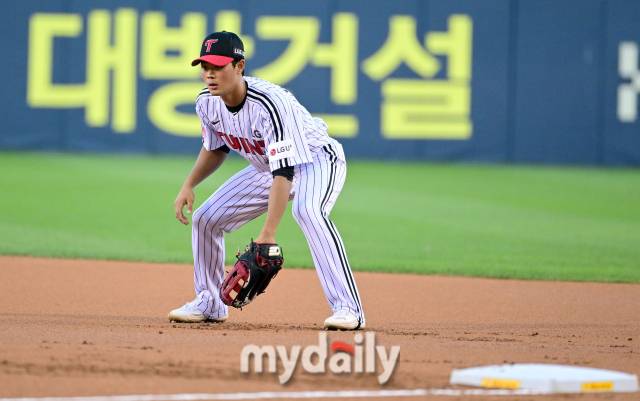 2024년 8월 29일 서울 잠실구장에서 '2024 신한 SOL Bank KBO리그, KT 위즈와 LG 트윈스의 경기가 열렸다. LG 1루수 이영빈이 수비를 준비하고 있다.