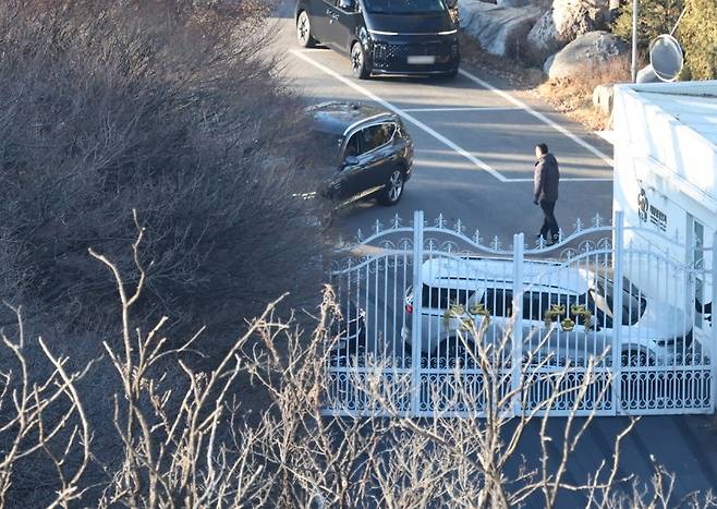 고위공직자범죄수사처가 윤석열 대통령의 체포영장 집행에 나선 3일 서울 용산구 한남동 대통령 관저 경내에서 대통령 경호처 인원들이 철문 앞을 차량으로 막고 있다. [연합]