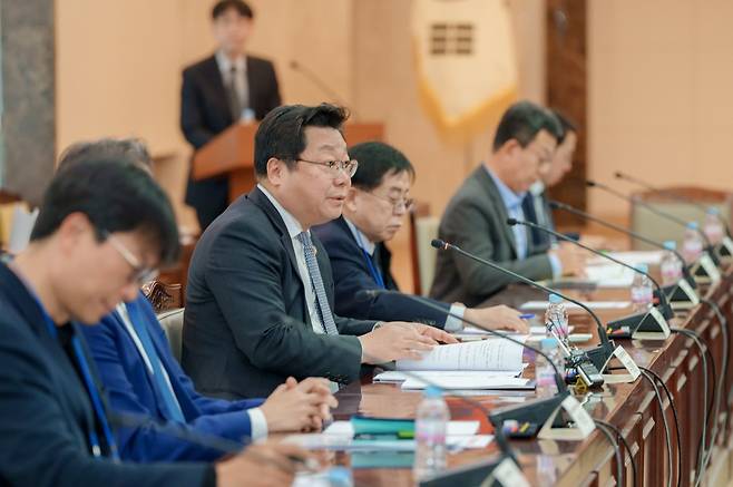 주형환 저출산고령사회위원회 부위원장이 10일 정부서울청사에서 열린 ‘저고위-지자체 협의체’ 회의에서 발언하고 있다.[저출산고령사회위원회 제공]