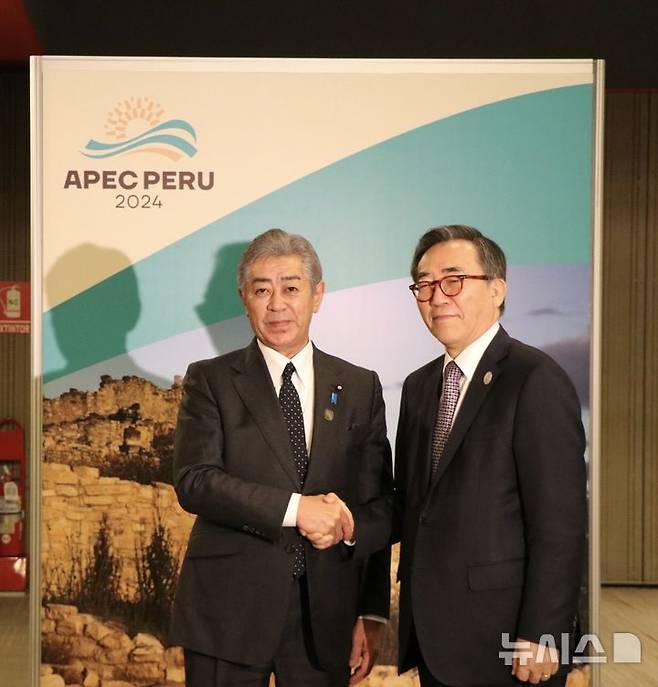 [서울=뉴시스] 변해정 기자 = 한국과 일본의 외교 사령탑이 오는 13일 서울에서 대면 회담을 갖는다. 사진은 조태열 외교부 장관과 이와야 다케시 일본 외무상이 지난해 11월 14일(현지시각) 오후 아시아태평양경제협력체(APEC) 각료회의가 열린 페루 리마에서 '한일 외교장관회담'을 갖고 악수 하고 있는 모습. (사진= 외교부 제공) 20245.01.10.photo@newsis.com