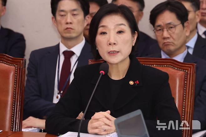 [서울=뉴시스] 권창회 기자 = 지난해 12월19일 오후 서울 여의도 국회에서 열린 산업통상자원중소벤처기업위원회 전체회의에서 오영주 중소벤처기업부 장관이 의원질의에 답하고 있다. 2025.01.10. kch0523@newsis.com