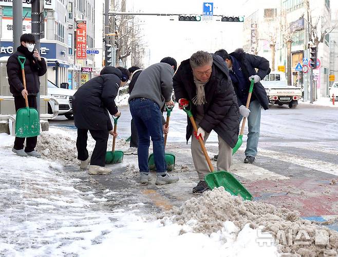 [영광=뉴시스] 전남 영광지역에 10일까지 닷새간 누적 24.4㎝의 폭설이 내려 쌓인 가운데 장세일 군수를 비롯한 공무원들이 시가지 제설작업으로 연일 구슬땀을 흘렸다. (사진=영광군 제공) 2025.01.10. photo@newsis.com