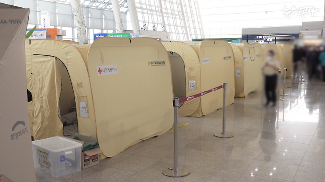 무안국제공항에 설치된 '제주항공 여객기 참사' 유가족 임시거주시설(텐트)들. 텐트와 기자들 사이 물리적 장벽은 없었다. 기자들이 텐트 사이를 누비고 다니며 유가족을 접촉해도 제지할 사람은 보이지 않았다. 하지만 기자들은 대부분 텐트 주변으로도 가지 않았다. 충분히 쉬고, 사적 대화를 나누도록 유가족의 영역을 침범하지 않으려 노력한 것 같았다.&nbsp;