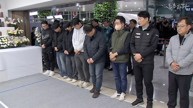 지난해 12월 31일, 무안국제공항 1층에 희생자 합동분향소가 처음 열리자 기자들은 '영상·사진 촬영 풀(Pool)단'을 꾸려 현장을 취재했다. 소수의 대표 기자만 분향소 안팎에서 근접 촬영을 했다. 촬영된 영상과 사진은 모두 공유됐다. 사진은 공동 취재단 촬영 영상을 캡처한 것. 