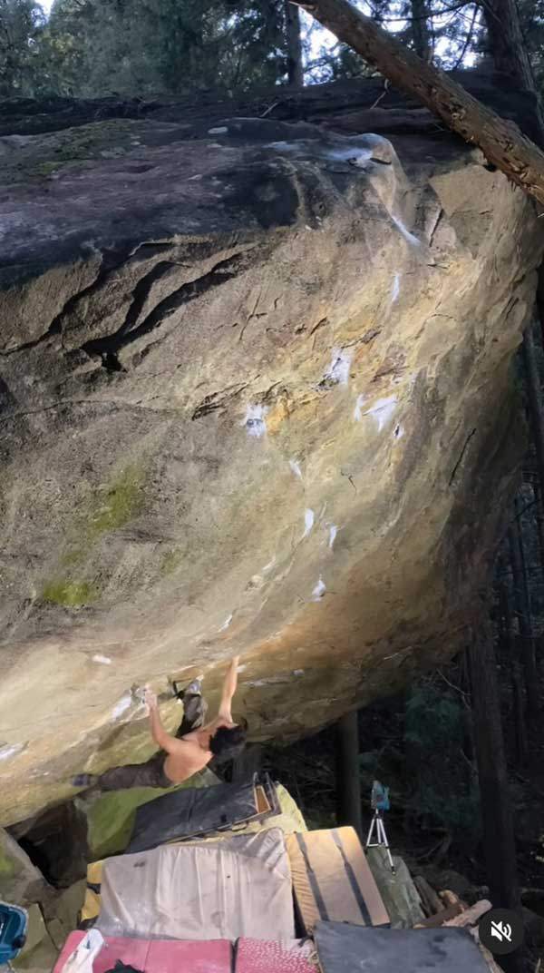 V15급 볼더링 문제를 오르고 있는 고야마다 다이. 사진 고야마다 다이.