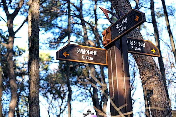 깔끔한 이정표가 산행 내내 길잡이가 된다. 