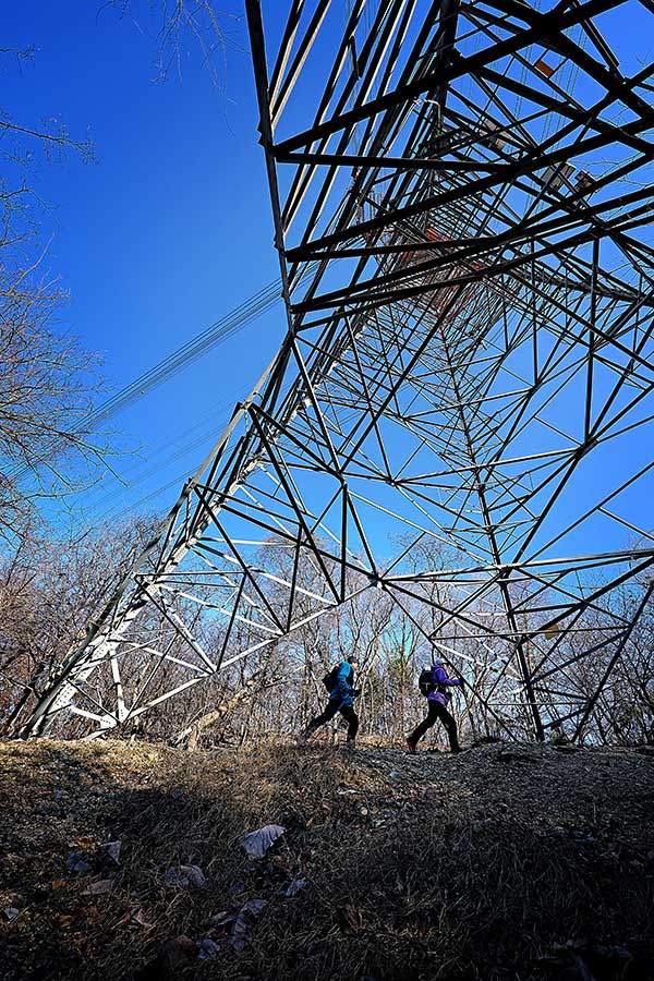 주능선의 송전탑. 8mG의 전자파가 측정되어, 가정집 전자레인지 측정 수치인 491.9mG의 61분의 1이 측정되었다.