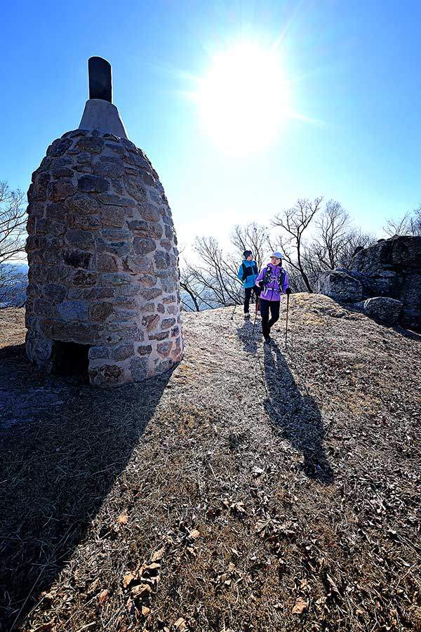 석성산 정상 부근의 봉화대 조형물. 예부터 봉화대와 산성이 있던 요충지였다.