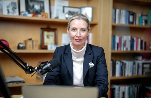 9일(현지시간) 독일 극우 정당 AfD의 알리체 바이델 대표가 미국에 있는 일론 머스크 테슬라 CEO와 온라인 생방송 대담을 하고 있다. AFP연합뉴스