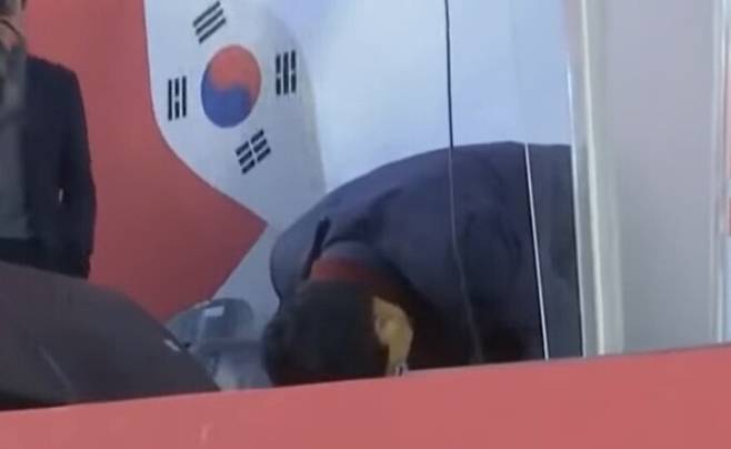 윤상현 국민의힘 의원이 지난달 28일 전광훈 목사가 주최한 광화문 탄핵 반대 집회에서 큰절을 하는 모습.