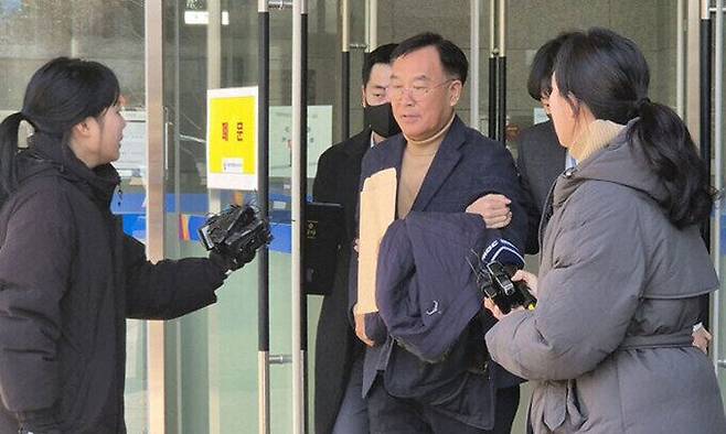 지난 2일&nbsp;김진하 강원 양양군수가 춘천지법 속초지원에서 구속 전 피의자 심문(영장실질심사)을 마치고 나오고 있다. 연합뉴스