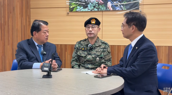 곽종근(가운데) 육군 특수전사령관이 6일 특전사령부를 방문한 더불어민주당 김병주(왼쪽)·박선원 의원과 만나 지난 3일 밤 비상계엄 당시 상황에 대해 답하고 있다. 유튜브 채널 ‘주블리 김병주’ 캡처