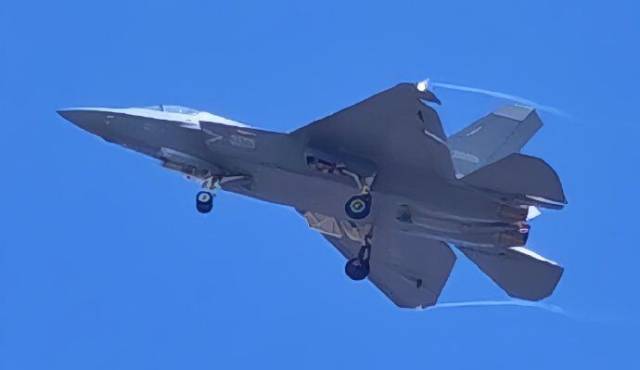 중국 소셜미디어 웨이보에 올라온 J-35 스텔스 전투기 시제기 모습. 웨이보 캡처