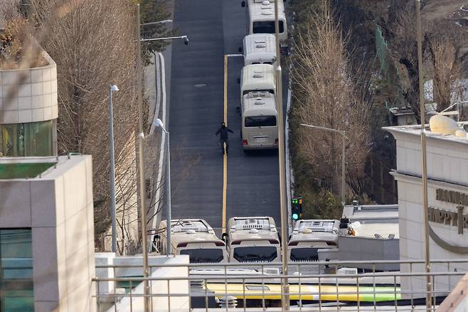 내란 우두머리 윤석열에 대한 체포영장이 다시 발부된 가운데, 1월8일 오전 서울 용산구 한남동 대통령 관저 정문에 버스들이 입구를 가로막고 있다. ⓒ시사IN 조남진