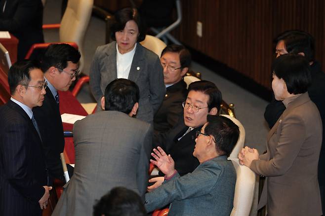 더불어민주당 이재명 대표(가운데)가 박찬대·추미애·박범계·전현희·박지원·김용민 의원(맨 왼쪽부터 시계방향으로) 등과 2024년 12월26일 열린 국회 본회의에서 대화를 나누고 있다. ⓒ시사저널 박은숙