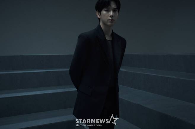 배우 임시완이 9일 오전 서울 종로구의 한 카페에서 진행된 넷플릭스 시리즈 '오징어 게임2' 관련 인터뷰를 위해 포즈를 취하고 있다.    임시완은 극 중 코인 투자 유튜버로 자신은 물론 투자자들에게 막대한 손실을 입힌 '명기' 역을 맡았다. / 사진제공=넷플릭스 /사진=김창현 chmt@