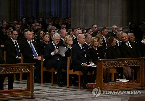 한자리 모인 전·현직 미국 대통령 [워싱턴 로이터=연합뉴스. 재판매 및 DB 금지]