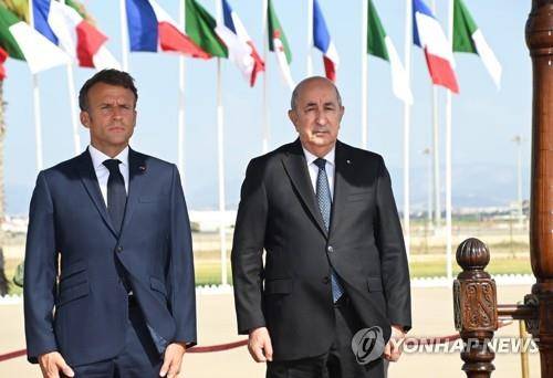 2022년 8월 에마뉘엘 마크롱 프랑스 대통령과 압델마드지드 테분 알제리 대통령 [EPA 연합뉴스 자료사진. 재판매 및 DB 금지]