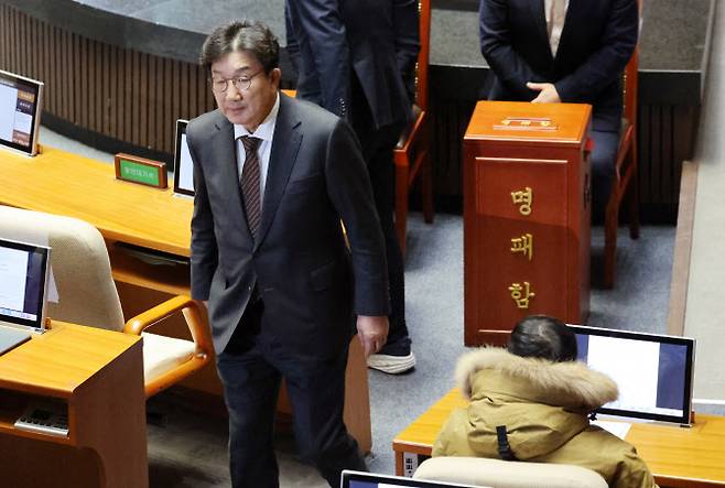 지난해 12월 권성동 국민의힘 원내대표가 여의도 국회에서 열린 제419회국회(임시회) 제4차 본회의에서 윤석열 대통령 탄핵소추안에 대한 투표를 마친 뒤 이동하고 있다. 오른쪽은 탄핵안 표결 찬성 입장을 밝힌 김상욱 의원. (사진 = 뉴시스)