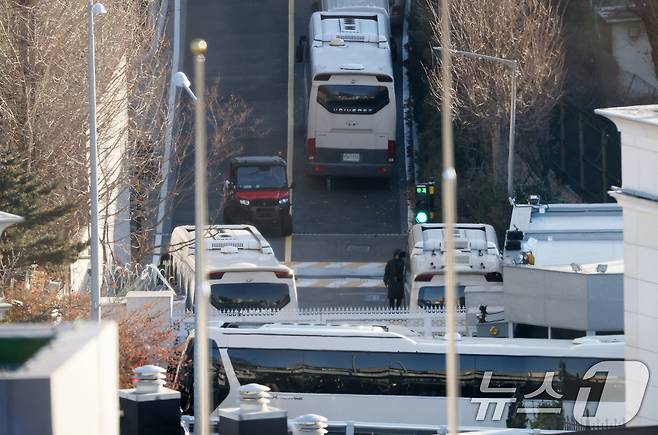 고위공직자범죄수사처와 경찰의 윤석열 대통령 2차 체포영장 집행 시도가 임박한 가운데 10일 오전 서울 용산구 한남동 대통령 관저 정문이 대형버스로 가로막혀 있다./뉴스1 ⓒ News1 오대일 기자