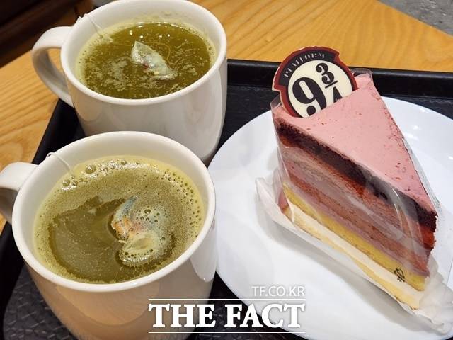 스타벅스와 해리포터가 협업해 출시한 '슬리데린 플럼 그린티'(왼쪽)와 '9¾승강장 케이크' /문화영 기자